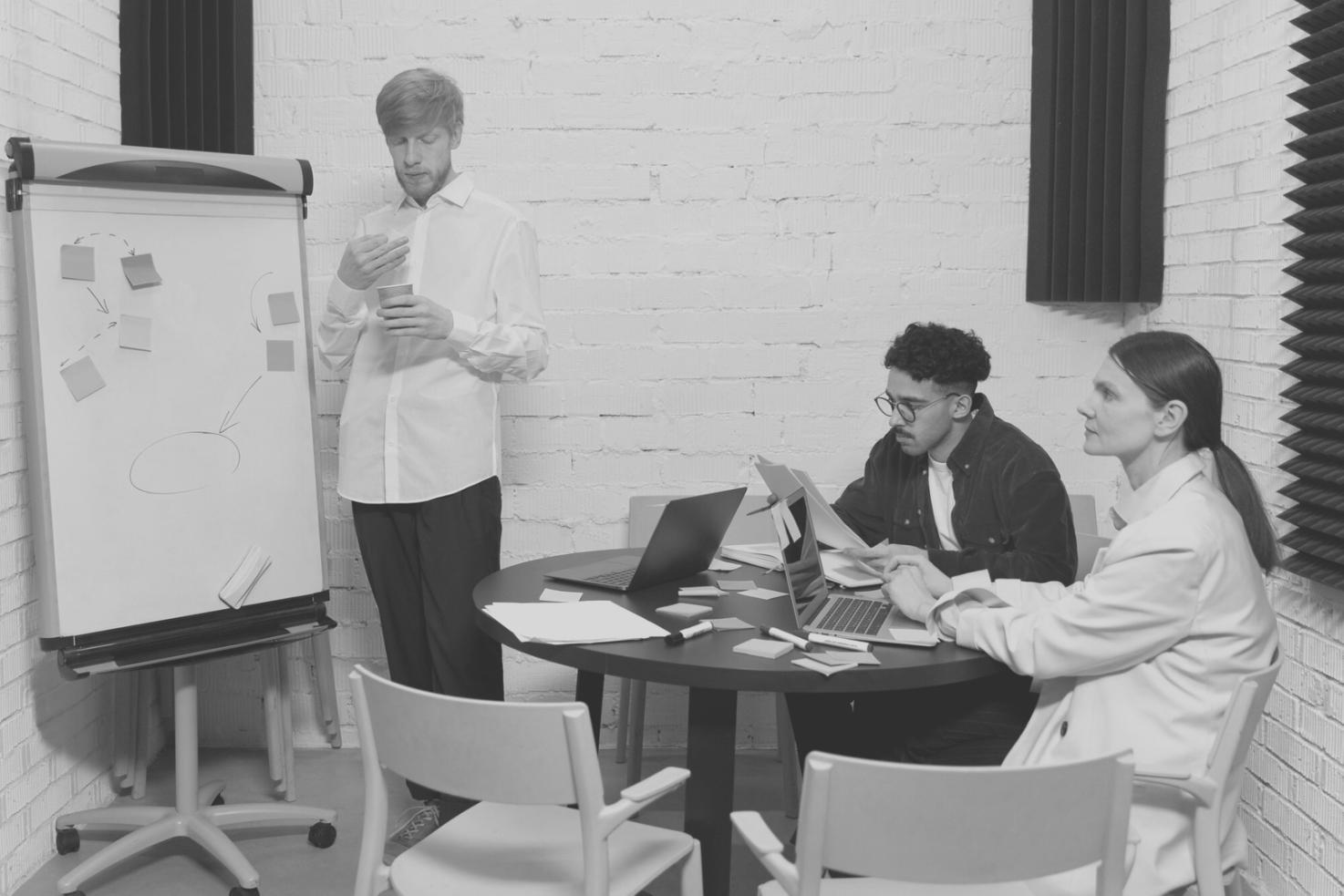 Workshop Teilnehmer diskutieren Finanzstrategien